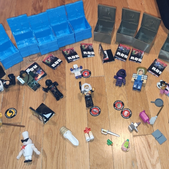ROBLOX Jazwares LOT With 11 Codes 1 Unscratched ALL FIGURES SHOW No Separating - Picture 1 of 16